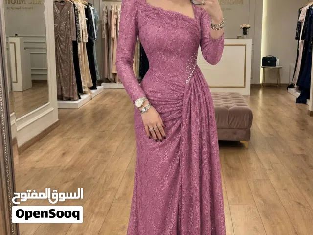 فستان الدانتيل الفرنسي مع ستراس فاخر على الخصر  الالوان  : زهري خمري كحلي  المقاسات : 36 38 40 42 44