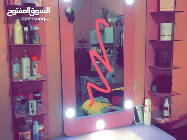 تختين حديد مع مكتب ومرايه مع رفوف مرتبين استعمال خفيف للبيع