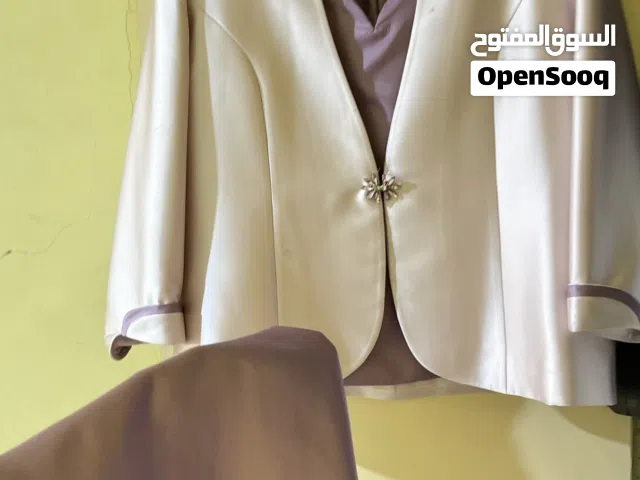 قاط متكون من ثلاثه قطع ستره ويلك داخلي وتنوره تحت الركبه ملبوس مره وحده فقط ومده ساعتين