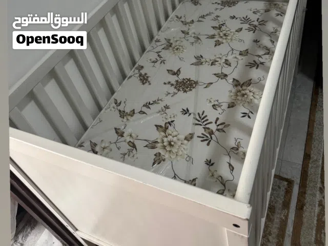 سرير اطفال مع مرتبه جديده لم تستخدم