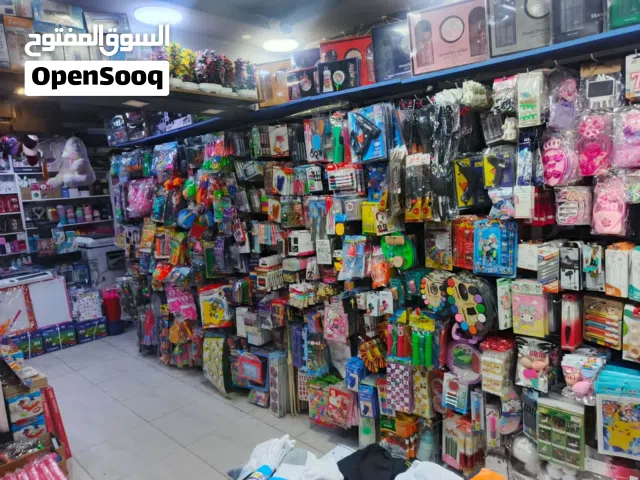 مكتبة للبيع او للبدل على سياره