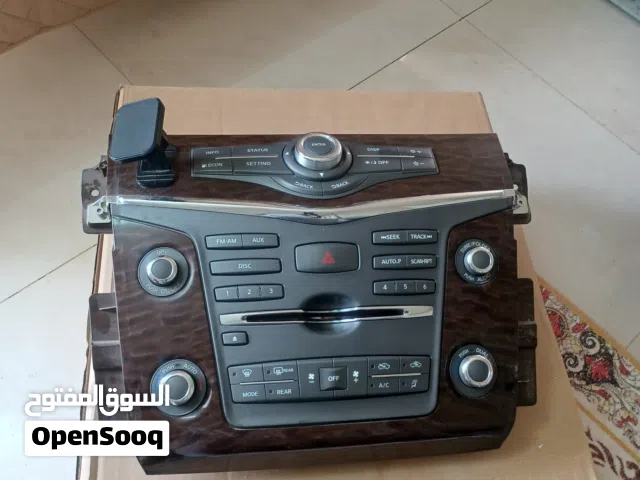 شاشة نيسان بترول بلاتينيوم وكالة مع الديكور لطبلون و المكيف و الكمبيوتر تبع النظام والسيدي