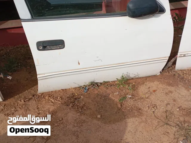 باب تويوتا كامري اللون ابيض سنه الصنع 2002