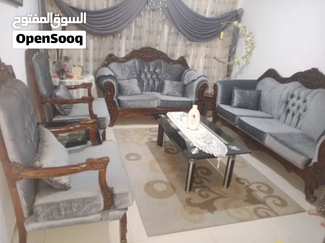 طقم كنب غرفة ضيوف شبه جديد سبع مقاعد للبيع