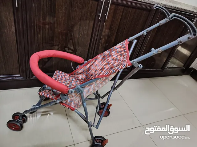 عرباية اطفال عكازة مناسبة للسفر ومريحة استعمال خفيف نظيفة وبحالة جيدة جدا