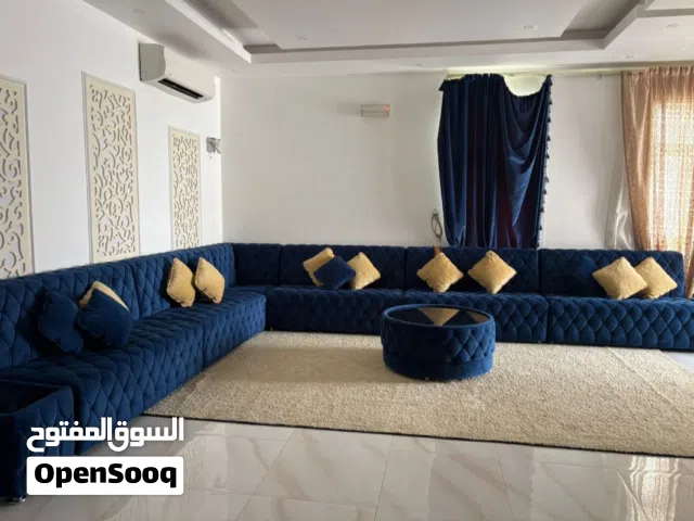 كراسي بحالة ممتازة تتسع ل15 شخص