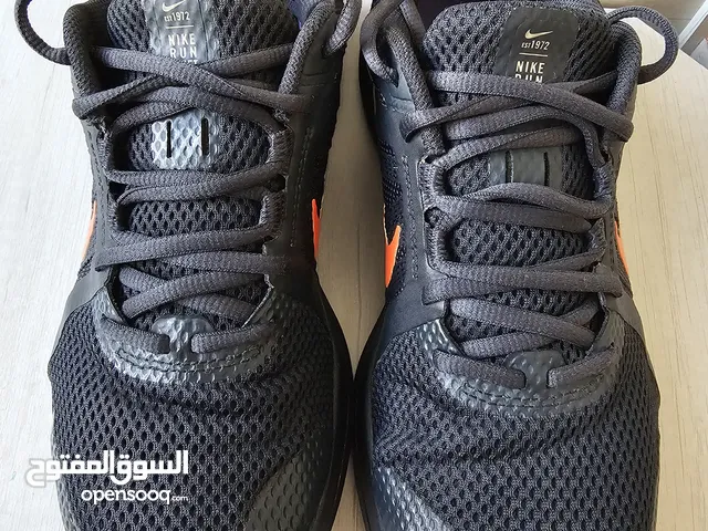 للبيع حذاء رياضي للجري شركة نايك