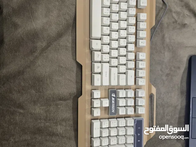 كيبورد Gaming لون خشبي و استعمال قليل مع الماوس المرافق له خاص ضوء LED