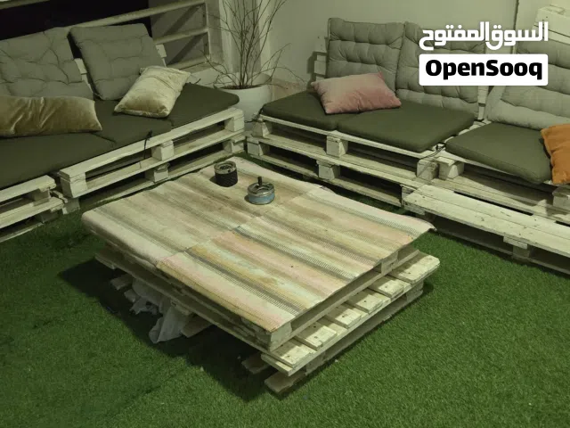 Handmade Outdoor Pallet Seating – L Shapeجلسة خارجية خشب (Pallet) على شكل حرف L