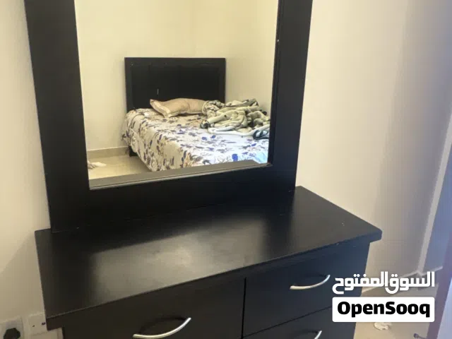 تسريحه فاخره لغرف نوم شبه جديد استعمال شهر واحد فقط و كوميدينيو جانبي