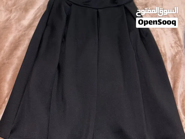 فسطان سهرات اصفر غير ملبوس اجى كبير علي. والتنوره نفس الاشي السوده