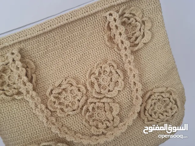 شنطة يدوية شغل ايد وليس مكينة عمل سيدة اوكرانية متينة وقوية وجميلة ومميزة لونها بيج ..... تصلح هدية