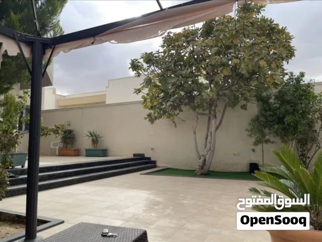 ڤيلا ارضية تشطيب حديث درجة اولى علي رئيسي الدعوة الاسلامية داخل مقسم عائلي بالبوابة والغفير وكاميرات