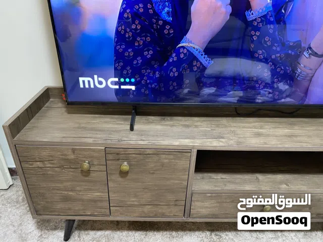 طاولة تلفاز ووسط