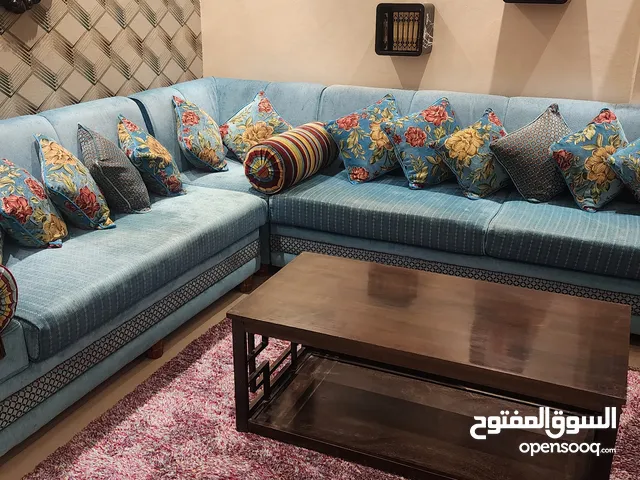 كنب على شكل حرف L مع طاولة وسط وستارة طبقتين وانترانس ومجزمة مستعمل وبحالة جيدة جدا في مدينة العين