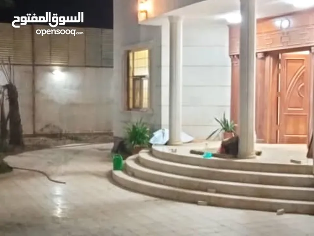 للبيع فله كبيره معا العفش في البريقه بارقى احياء البريقه في كود النمر ثلاثه دور كبير جداً قريبه لساح