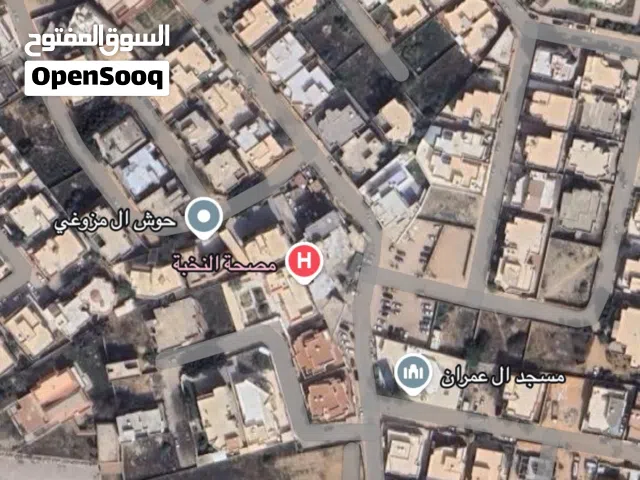 مبنى من طابقين وملحق شقق مفصوله