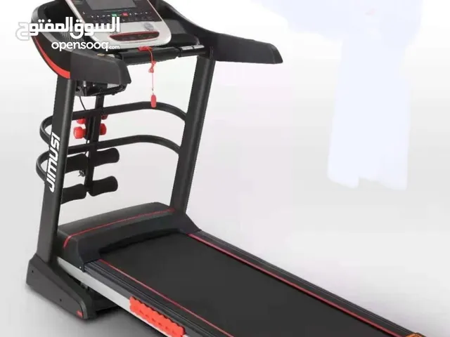 جهاز رياضي حديث. مع جهاز رجاج مساج وشاشه عرض