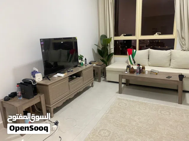 طاولات مع وتلفزيون للبيع في ابوظبي جديد لم يستخدم سوا 4 شهور موجود في ابوظبي