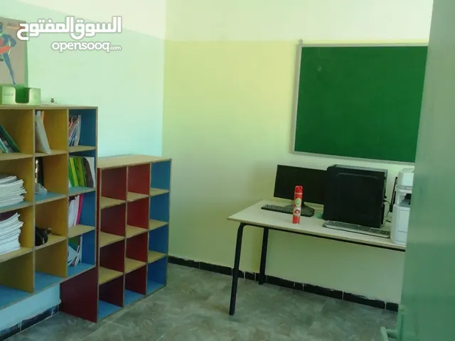 فرصة استثمارية / مدرسة للبيع في عمان الشرقية