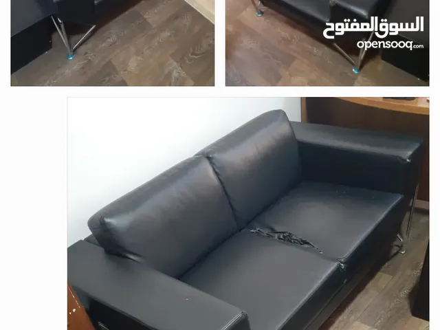 كنب جلد بحاله جيده جدا جدا بسعر مغري 40دينار
