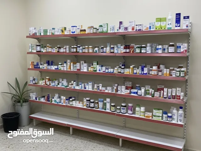 رفوف حمراء عملية وعصرية لتنظيم محلك أو أي مساحة بأناقة ومتانة عالية بيها مجال