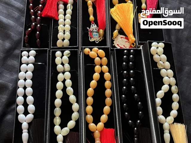 عندنا مسابيح عليها لوقوات دول الخليج كلها والحبه على 35 درهم