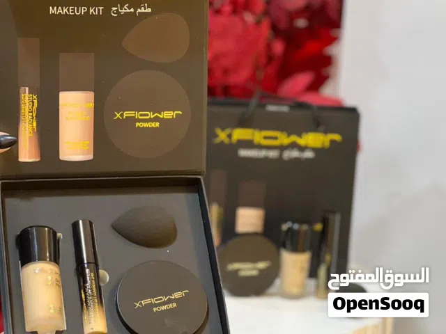 طقم مكياج متكامل من ماركة XFLOWER، يضم كريم أساس، كونسيلر، بودرة مضغوطة، وإسفنجة دمج.