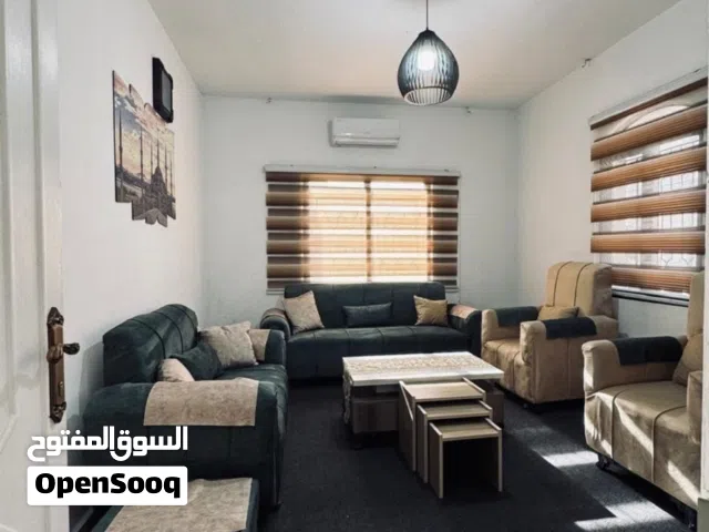 شقه مفروشه  ومخدومه ب القرب من مركز صحي وسوق الرئيسي للايجار الشهري قريبا لجميع الخدمات