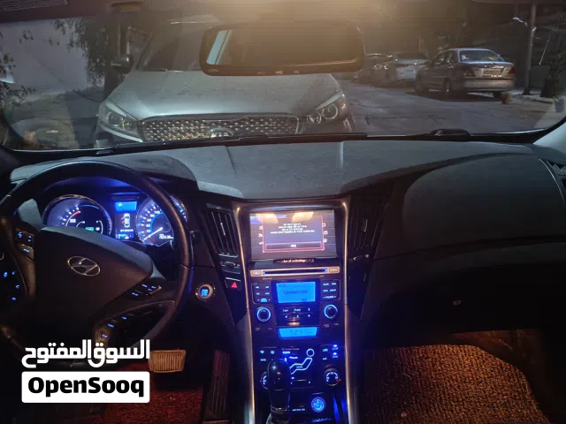 سوناتا 2012نضيفة نضيفة السيارة بحالة الوكالة طبعا السيارة هيبرد كهربا وبانزين كاملة عدا فتحة