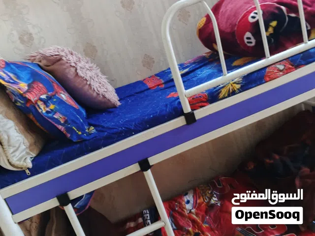 جربايه لون ازرق وابيض هنه والدوشك جديدات وقويات جدا السعر 125 وبيها مجال الشراي