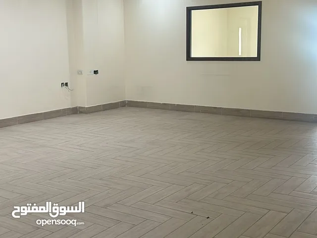للايجار معرض متميز بشرق الاحمدي 500 متر