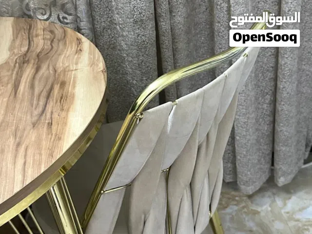 ميز طعام مع اربع كراسي لو ذهبي و خشبي بحكم الجديد