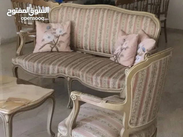 طقم كنبة مع كرسيين و طاولة وسط و طاولتين جانبيتين رخام
