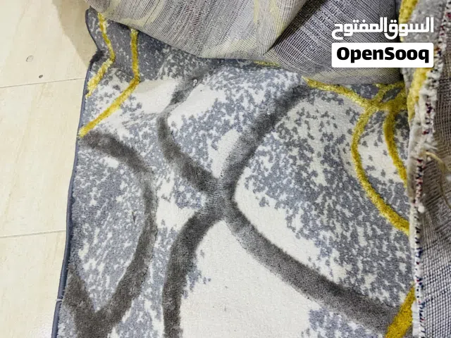 سجادة قص استعمال بسيط للبيع مقاس 4*3 ونص  موجودة بحي عدن بسعر 25 دينار