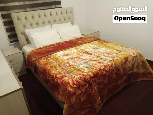 غرفه نوم مرتب كثير للبيع مع الفرشه