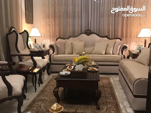 طقم كنب وطاولة سفره ست كراسي شبه جديدة