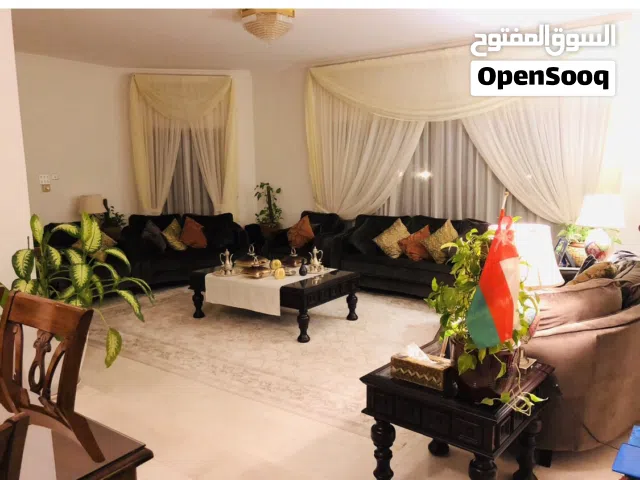 كنب للبيع عبارة عن طاقمين مع الطاولات
