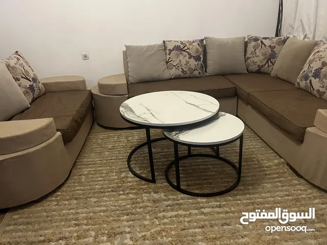 كورنر خشب سويد مع طاولتين وسط
