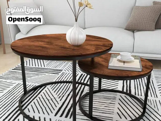 طقم الطاولات المتداخلة لون بني.صميم أنيق من خشب الجوز تصميم دائري معاصر، يعزز جماليات غرفة المعيشة ب