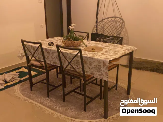 طاولة سفرة حديد مع وجه زجاج شفاف، مع 4 كراسي
