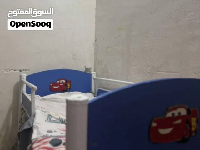 سرير أطفال مع مندر