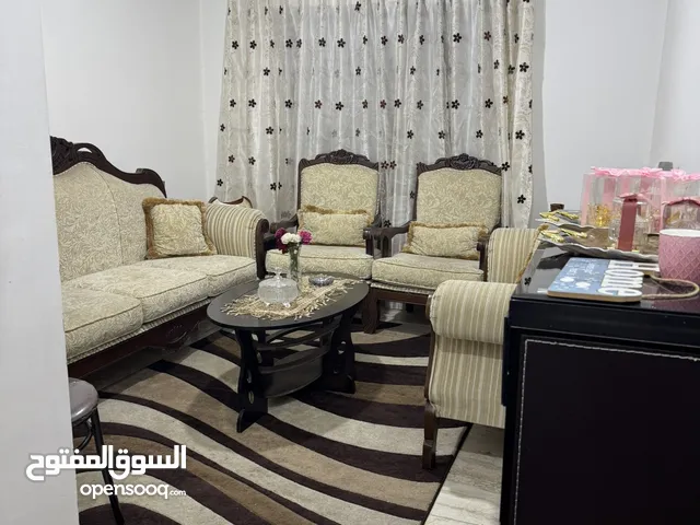 غرفة نوم مفرد تخت مع فرشة جديدة بكيسها مع مكيتها وبردايتها طقم كنب 7 مقاعد بحالة ممتازة مع سجادتها