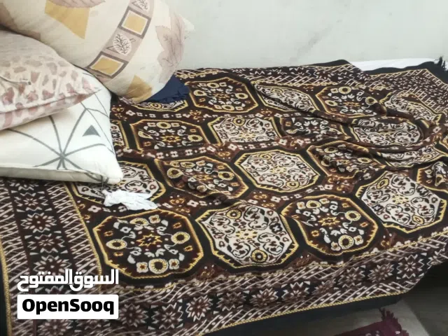 عندي سرير حديد +فرشه+بطانيات