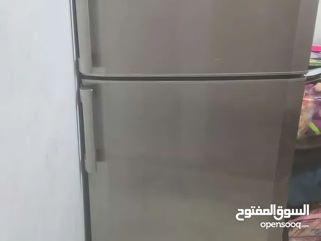 ثلاجه نوع بيكو بحاله ممتازه لون سلفر