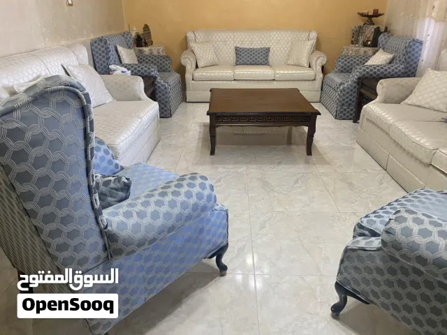 طقمين  كنب مستعملين مكونان من لونبن من القماش