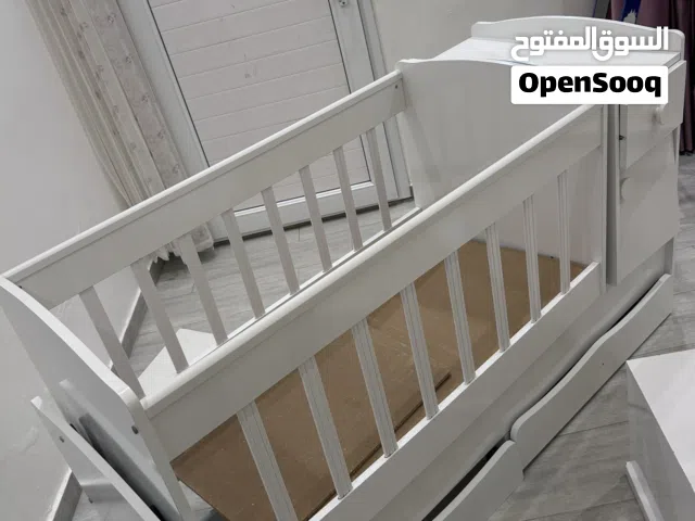 سرير اطفال يبي تتبيث قجورا وكامل بالفراش
