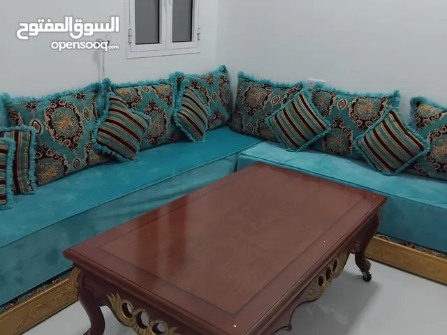 صالة كبيرة مع طاولة جد ممتازة