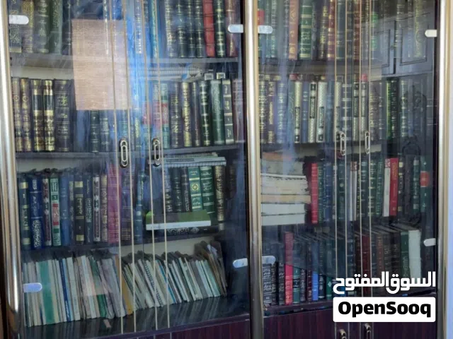 مكتبه وطاولة مستعملة للبيع بدون الكتب