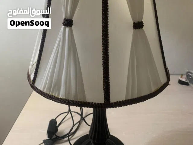 تيبل لامب بتصميم كلاسيكي جميل يضيف لمسة راقية للغرفة